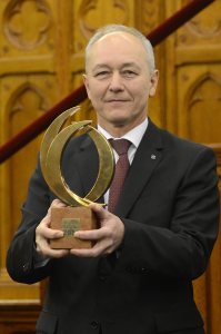 Farkas József, a Sanatmetal Kft. ügyvezető igazgatója, miután átvette Kövér Lászlótól, az Országgyűlés elnökétől a 2014. évi Innovációs Nagydíjat a 2014. évi Magyar Innovációs Nagydíj elismerések átadási ünnepségén az Országház Felsőházi termében 2015. március 26-án. MTI Fotó: Soós Lajos