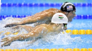 Kenderesi Tamás (b) és az amerikai Michel Phelps a férfi 200 méteres pillangóúszás elõdöntõjében (MTI Fotó: Illyés Tibor)