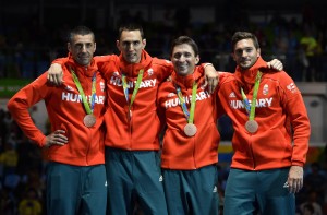 A bronzérmes Boczkó Gábor, Rédli András, Imre Géza és Somfai Péter (b-j) a férfi párbajtõrözõk csapatversenyének eredményhirdetésén (MTI Fotó: Czeglédi Zsolt)