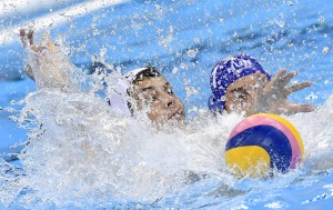 Kis Gábor (j) és a brazil Bernardo Gomes a riói nyári olimpia férfi vízilabdatornája A csoportjának 5. fordulójában játszott Magyarország - Brazília mérkõzésen (MTI Fotó: Illyés Tibor)