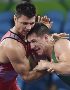 Lõrincz Viktor (j) és a német Denis Maksymilian Kudla a férfi kötöttfogású birkózók 85 kilogrammos súlycsoportjának bronzmérkõzésén (MTI Fotó: Kovács Tamás)