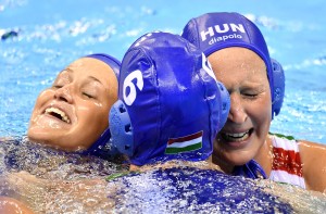 Czigány Dóra, Takács Orsolya és Antal Dóra (b-j) a Rio de Janeiró-i nyári olimpia nõi vízilabdatornájának negyeddöntõjében játszott Magyarország - Ausztrália mérkõzés végén (MTI Fotó: Illyés Tibor)