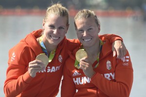 Az aranyérmes Szabó Gabriella és Kozák Danuta a nõi kajak párosok 500 méteres versenyének eredményhirdetése után  (MTI Fotó: Kovács Tamás)