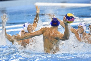 Aleksandar Ivovic a labdával a riói nyári olimpia férfi vízilabdatornája negyeddöntõjében (MTI Fotó: Illyés Tibor)