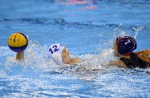 Garda Krisztina (fehérben) és az amerikai Courtney Mathewson a Rio de Janeiró-i nyári olimpia nõi vízilabdatornájának elõdöntõjében (MTI Fotó: Illyés Tibor)