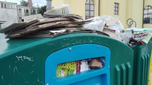 Van ahol még a szelektív kuka tetejére is szemét kerül.