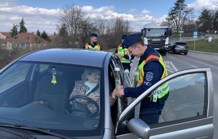 rendőrség virágosztás